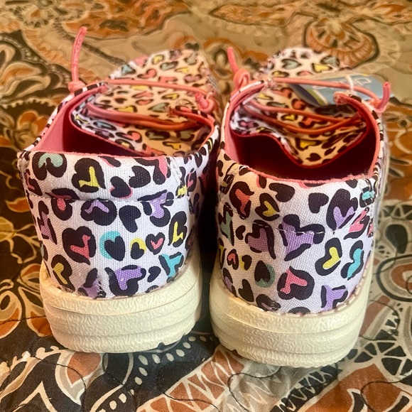 New with tags girls HEY DUDE wendy youth color white leopard SIZE 4-5 - Picture 3 of 4